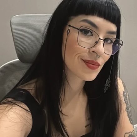 Samantha John em seu escritório de atendimento