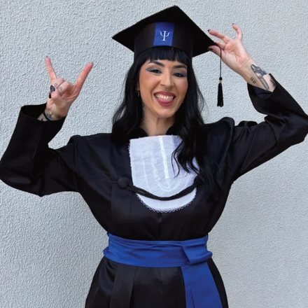Samantha John no dia da formatura em Psicologia